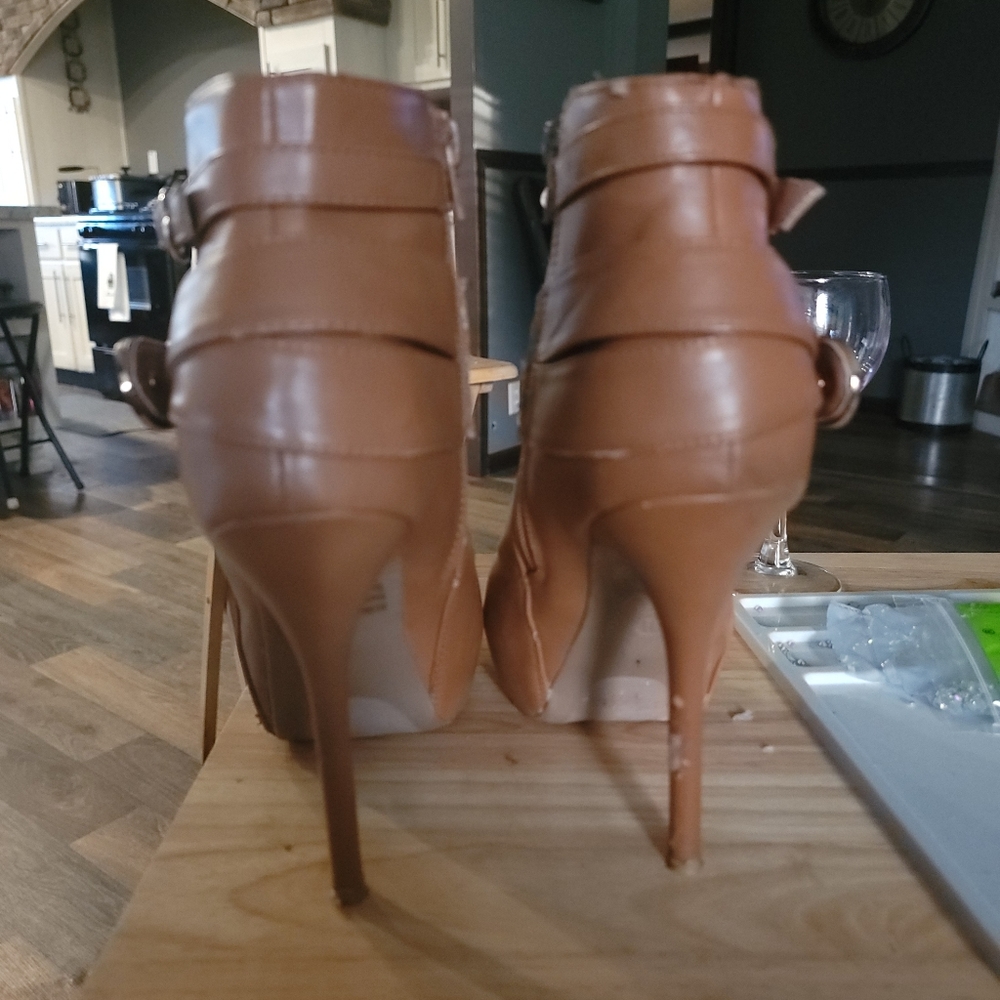 Stylish Boots - Picture 3 of 7